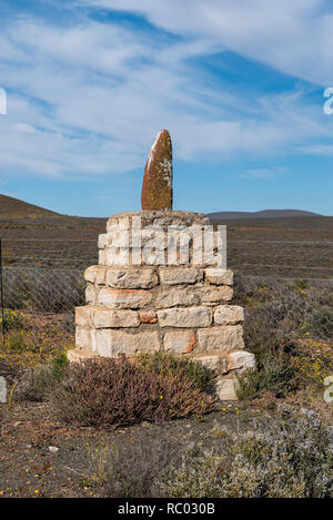 NIEUWOUDTSVILLE, SÜDAFRIKA, 30. AUGUST 2018: ein Monument zum Gedenken an das Ende des Anglo Boer Krieg im Jahr 1902, auf der Straße R27 zwischen Nieuwoudtville ein Stockfoto
