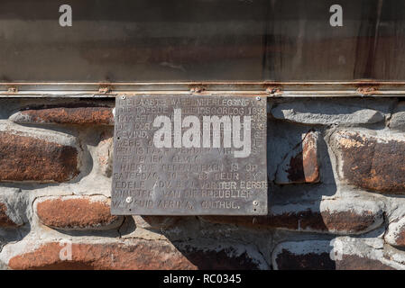 NIEUWOUDTSVILLE, SÜDAFRIKA, 30. AUGUST 2018: Eine Gedenktafel am Denkmal zum Gedenken an das Ende des Anglo Boer Krieg im Jahr 1902, auf der Straße R2 Stockfoto