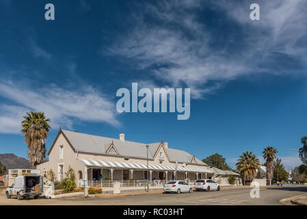 CALVINIA, SÜDAFRIKA, 30. AUGUST 2018: eine Straßenszene in Calvinia in der Northern Cape Provinz. Die alte Dame Guest House, Menschen und Fahrzeuge sind v Stockfoto