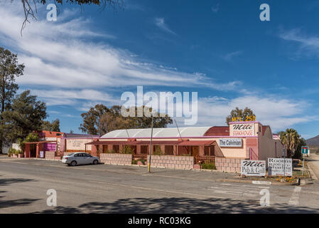 CALVINIA, SÜDAFRIKA, 30. AUGUST 2018: eine Straße, Szene, mit einem Restaurant und Pension, in Calvinia in der Northern Cape Provinz. Ein Fahrzeug ist Vi. Stockfoto