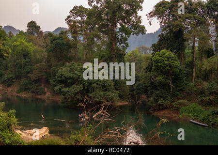 Thakhek Loop, Laos - Februar 2018: bei Konglor Höhle, Spring River Stockfoto