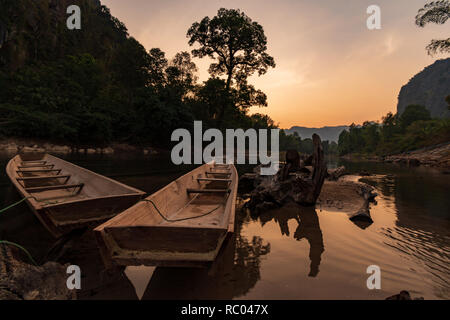 Thakhek Loop, Laos - Februar 2018: bei Konglor Höhle, Spring River Stockfoto