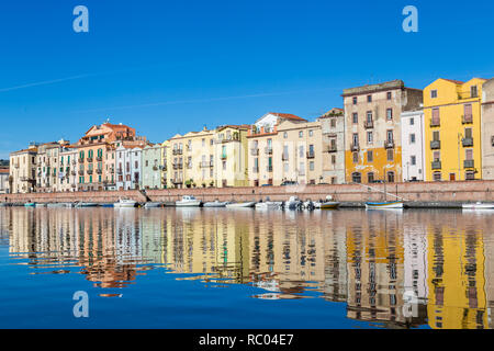 Stadtbild der bunten kleinen Stadt Bosa auf Sardinien, Italien
