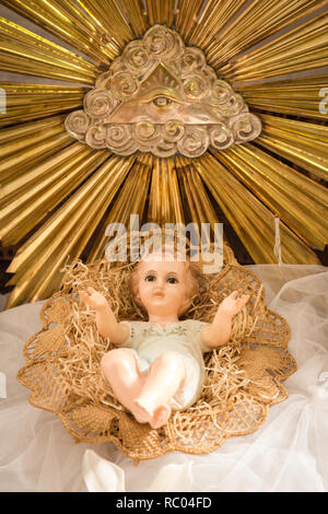 Weihnachten Szene Baby Jesus vintage Figur in seiner Krippe in einer italienischen Kirche während der Weihnachtszeit Stockfoto