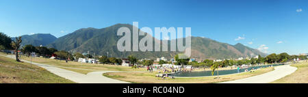 Panoramablick von Cerro El Avila Nationalpark in Caracas Venezuela als von Simon Bolivar Park mit See aus gesehen Stockfoto