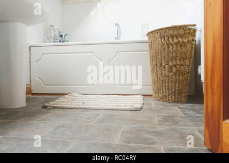 Showroom der Waschbecken, Badewanne, Swing bin und Matte im Badezimmer Stockfoto