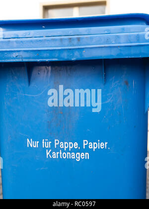 Blaue Deutsche Mülleimer für Altpapier, Text sagt 'Nur für Pappe, Papier, Karton und Pappe" Stockfoto
