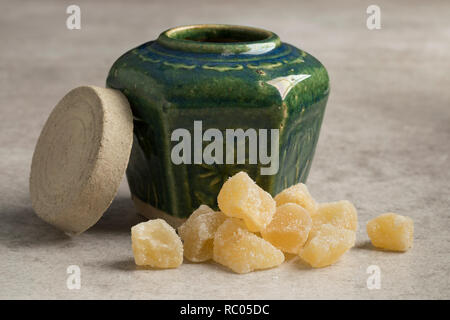 Traditionelle grüne Weinlese ginger Jar mit kandierten Ingwer Stockfoto