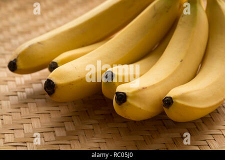 Bündel frische reife gelbe Biobananen closeup Stockfoto