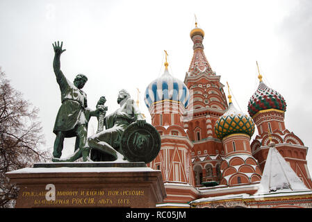 Moskau, Russland - Dezember 23, 2018: Denkmal für Minin und Pozharsky und der hl. Basilius Kirche auf dem Roten Platz im Zentrum von Moskau. Stockfoto