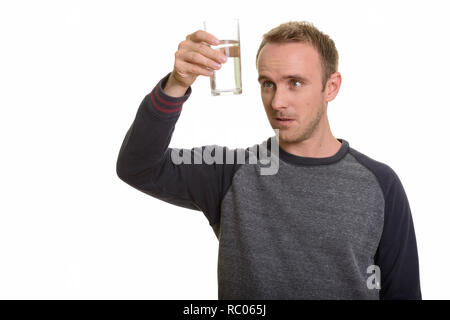 Stattlichen kaukasischen Mann beobachten Glas Wasser Stockfoto