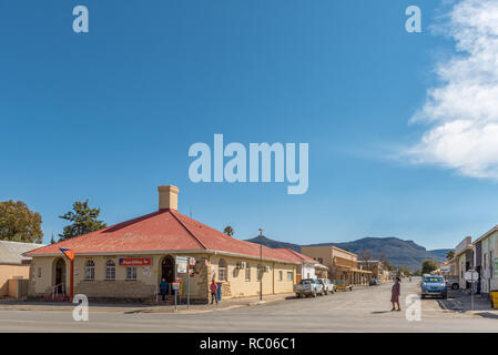 CALVINIA, SÜDAFRIKA, 30. AUGUST 2018: eine Straßenszene in Calvinia in der Northern Cape Provinz. Eine Post, Unternehmen, Personen und Fahrzeuge sind Stockfoto