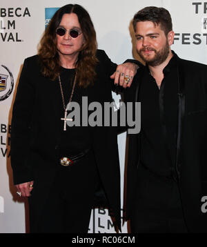 NEW YORK, NY, USA - April, 24, 2011: L-R Ozzy Osbourne, Jack Osbourne besucht die Premiere von "guter Segnen Ozzy Osbourne" während der 2011 Tribeca Film Stockfoto