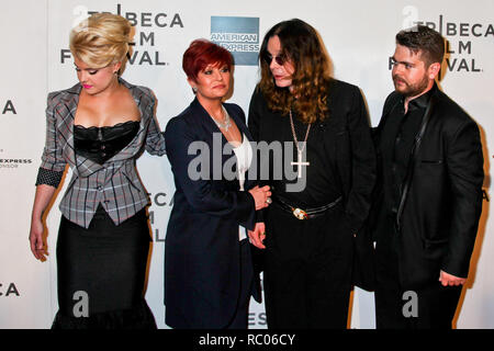 NEW YORK, NY, USA - April, 24, 2011: (L-R) Kelly Osbourne, Sharon Osbourne, Ozzy Osbourne, Jack Osbourne besucht die Premiere von "Gott segne Ozzy Osb Stockfoto