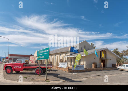 CALVINIA, SÜDAFRIKA, 30. AUGUST 2018: Halle der Niederländischen Reformierten Kirche in Calvinia in der Northern Cape Provinz. Ein Vintage Pick-up Truck i Stockfoto