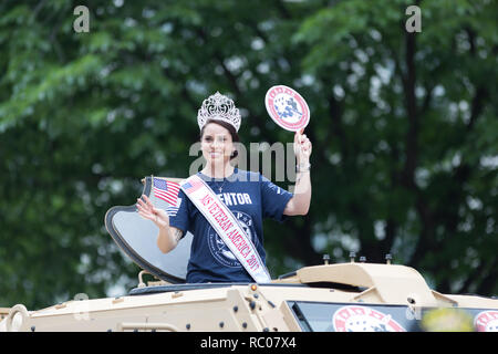 Washington, D.C., USA - 28. Mai 2018: Die National Memorial Day Parade, MS Veteran Amerika 2017 auf ein militärisches Fahrzeug winkte die amerikanische Flagge oben Stockfoto