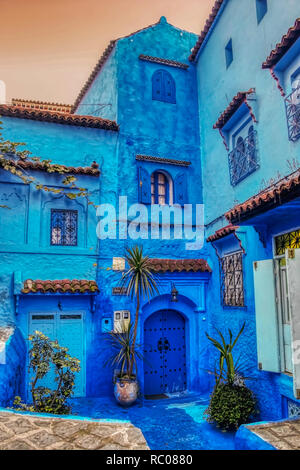 Schöne Ecke der Medina von Meknes, einer schönen Stadt im Norden von Marokko, die viele der Blauen Stadt anrufen, weil die Farbe der Fassaden Stockfoto