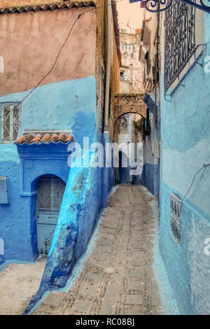 Gasse mit Bögen in Tanger, Marokko Stockfoto