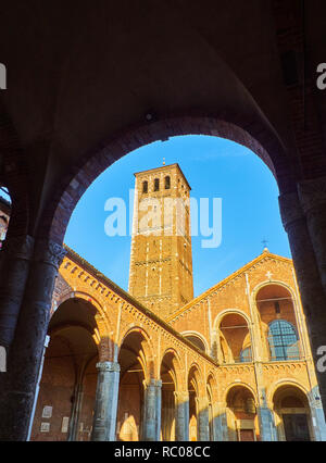 Blick auf die Westfassade des Ansperto Atrium der Basilika Sant' Ambrogio. Mailand, Lombardei, Italien. Stockfoto