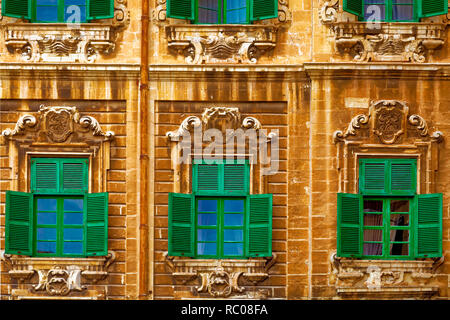 Detail eines Gebäudes in Valletta, der Hauptstadt von Malta, mit markanten grünen Fensterläden Stockfoto