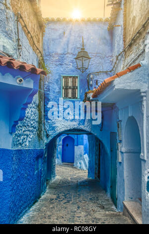 Gasse mit Bögen in Chaouen, die sogenannte blaue Stadt, einer schönen Stadt im Norden von Marokko sehr besucht von Touristen aus der ganzen Welt. Sunrise. Stockfoto