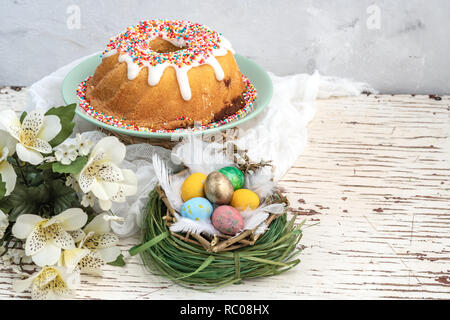 Urlaub Cupcake, gefärbte Eier in ein Nest, Ostern Christlichen traditionellen Urlaub Stockfoto