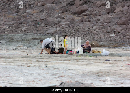 Eine Familie am Strand von Urmia See, West Provinz Aserbaidschan, Iran sitzen Stockfoto