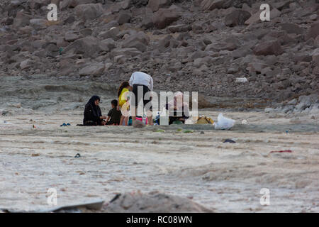 Eine Familie am Strand von Urmia See, West Provinz Aserbaidschan, Iran sitzen Stockfoto