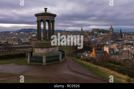 Dugald Stewart Denkmal, Calton Hill, Edinburgh am frühen Morgen im Dezember. Kalten grauen Himmel mit einigen cityskape. Stockfoto