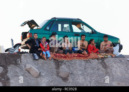 Eine Familie am Strand von Urmia See, West Provinz Aserbaidschan, Iran sitzen Stockfoto