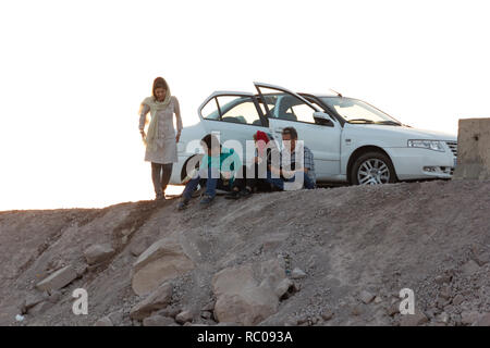 Eine Familie am Strand von Urmia See, West Provinz Aserbaidschan, Iran sitzen Stockfoto