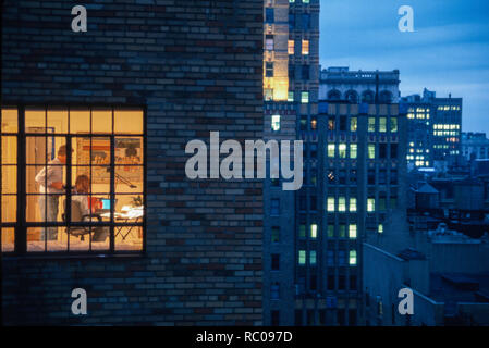 Paar spät in high-rise apartment Home Office, NYC, USA Stockfoto