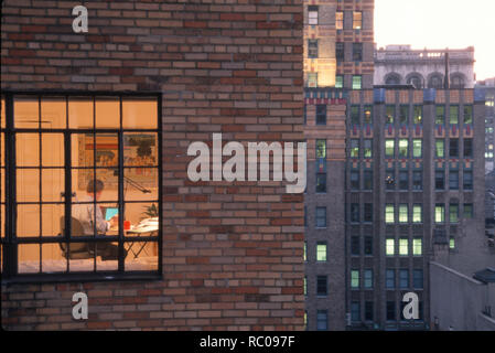 Mann bei der Arbeit spät in high-rise apartment Home Office, NYC, USA Stockfoto