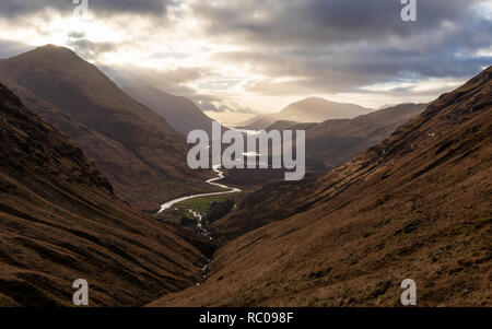 Fort William Highlands im Norden Schottlands. Einige schöne Landschaft Konturen mit Sonne durch die Wolken und den Fluss schlagen den Horizont Stockfoto