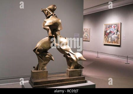 Umberto Boccionis Bronze Skulptur ist in der modernen und zeitgenössischen Kunst Galerie im Metropolitan Museum of Art, New York City, USA Stockfoto