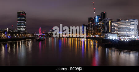 London bei Nacht am Flußufer. Bild aus die Vauxhall Bridge in Richtung London Eye. Schönen Fluss Reflexionen. Stockfoto