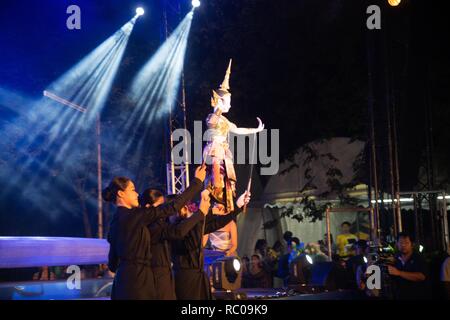 Die Traditionelle Thai Marionette (Joelouis) auf der Plattform in Loykratong Festival. Stockfoto