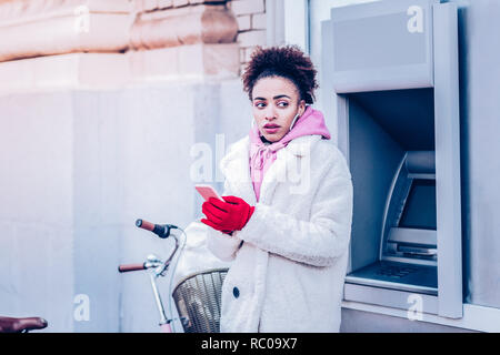 Aufmerksamen jungen weiblichen Person, tief in Gedanken versunken Stockfoto