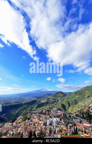 Vulkan Ätna angesehen aus der Stadt und auf dem Land von Taormina in Sizilien, Italien Stockfoto