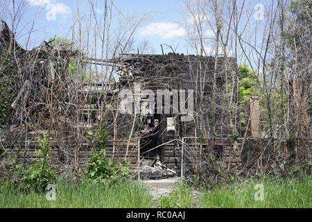 Detroit, Michigan, Mai, 2018: aufgegeben und beschädigte Einfamilienhaus in der Nähe der Innenstadt von Detroit. Foto in den USA übernommen. Stockfoto