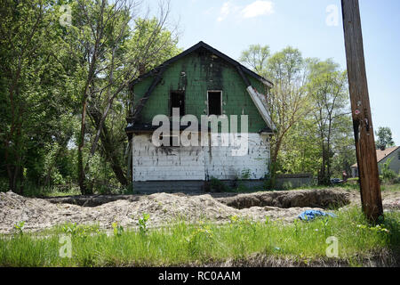 Detroit, Michigan, Mai, 2018: aufgegeben und beschädigte Einfamilienhaus in der Nähe der Innenstadt von Detroit. Foto in den USA übernommen. Stockfoto