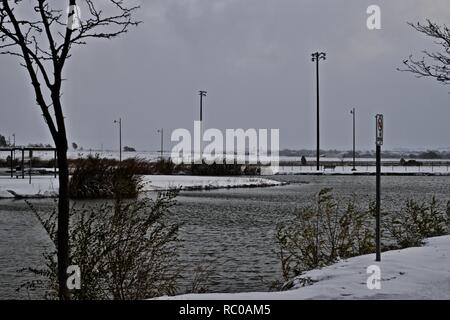 Schneesturm bei Lindsey City Park Public Angelsee, Canyon, Texas Stockfoto