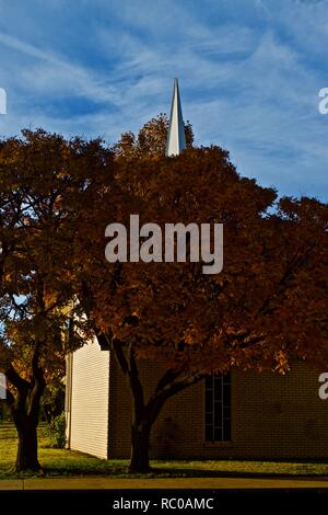 Kirchturm und Herbst Baum Farbe, Canyon, Texas Stockfoto