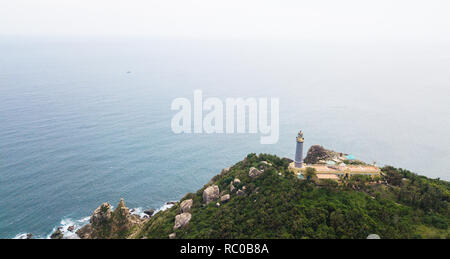 Luftbild des Dai Lanh Strand und Mui-Dien Licht Haus in sonniger Tag, MuiDien, Phu Yen Provinz - Die eastermost von Vietnam Stockfoto