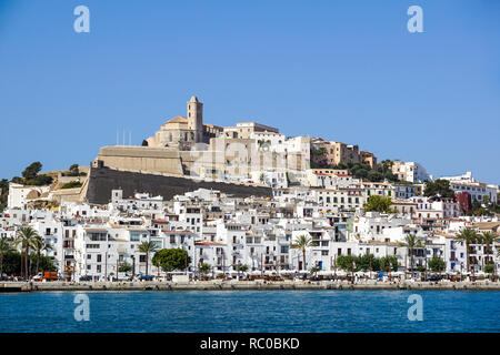 IBIZA, SPANIEN, 18. Juli 2018: Blick auf die Altstadt Dalt Vila oder der oberen Stadt und der Kathedrale in Ibiza, Spanien. Stockfoto