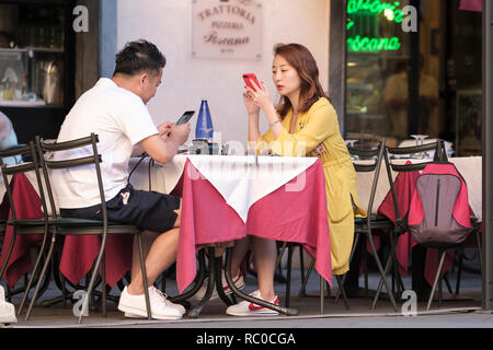 Touristen genießen ein Abendessen und Getränke in der Altstadt von Pisa, Toskana, Italien, Europa, Stockfoto