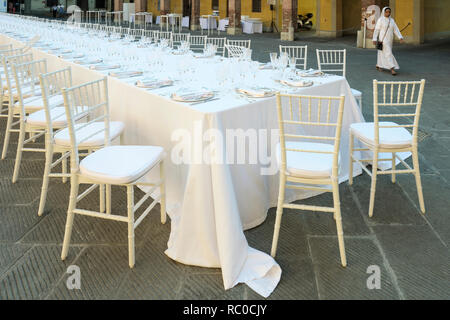 Tabelle für große outdoor Funktion, ungefähr 80 Leute. Pisa, Toskana, Italien, Europa Stockfoto