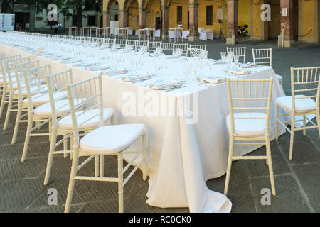Tabelle für große outdoor Funktion, ungefähr 80 Leute. Pisa, Toskana, Italien, Europa Stockfoto