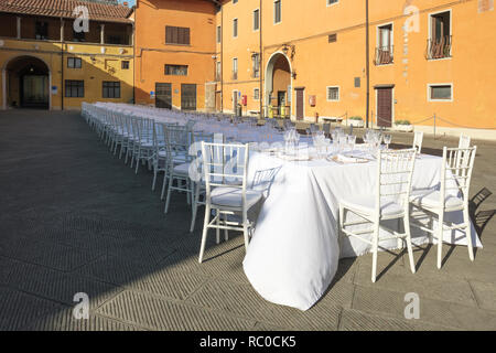 Tabelle für große outdoor Funktion, ungefähr 80 Leute. Pisa, Toskana, Italien, Europa Stockfoto