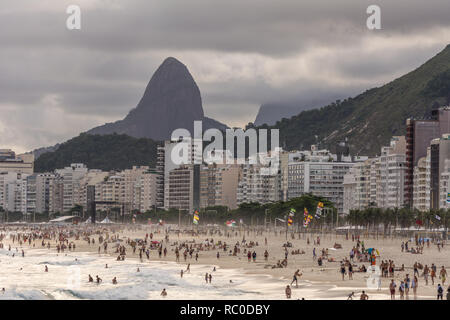 2019, Januar. Rio de Janeiro, Brasilien. Panoramablick auf den Strand von Copacabana und seiner Gebäude. Stockfoto